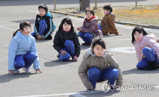일본 어린이들이 지난 3월 북한 탄도미사일에 대비하는 대피 훈련에 참가하는 모습./연합뉴스