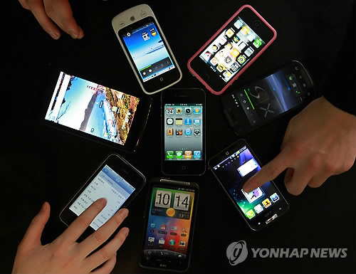 국민 10명 중 6명은 스마트폰이 없으면 일상생활에 지장을 느끼는 것으로 나타났다./연합뉴스