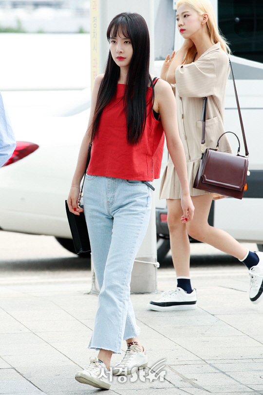 우주소녀 설아, 여름이 18일 오전 인천 중구 인천국제공항을 통해 ‘케이콘(KCON) 2017 LA’ 참석 차 LA로 출국하고 있다.