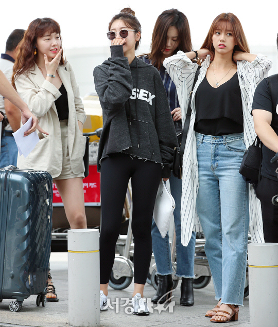 그룹 걸스데이가 18일 오전 인천 중구 인천국제공항을 통해 ‘케이콘(KCON) 2017 LA’ 참석 차 LA로 출국하고 있다.