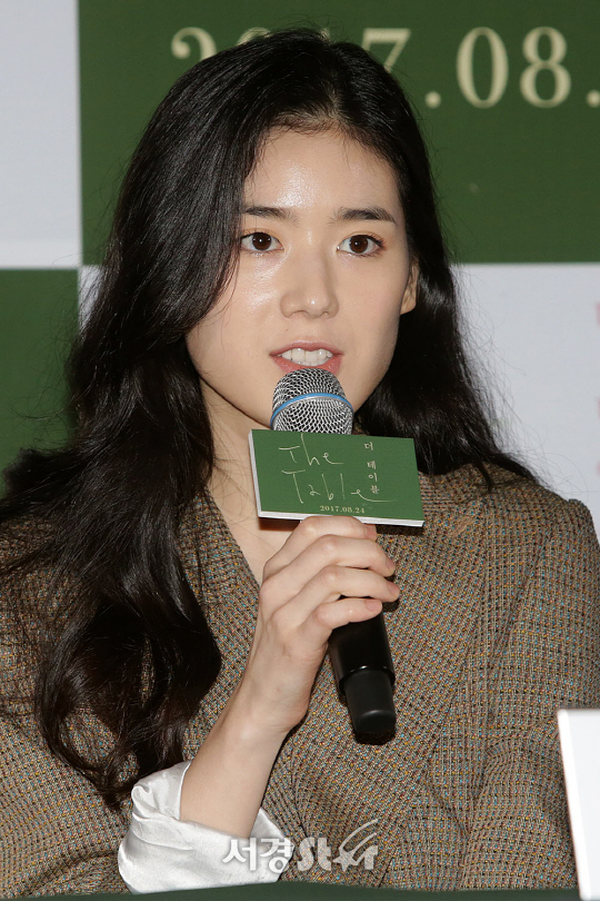 배우 정은채가 18일 오후 서울 중구 메가박스 동대문에서 열린 영화 ‘더 테이블’ 언론시사회에 참석했다.