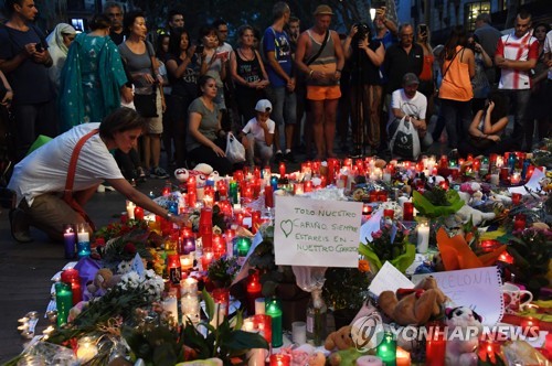 바르셀로나 람브라스거리에서 차량 테러 희생자를 기리는 추도식이 열렸다.