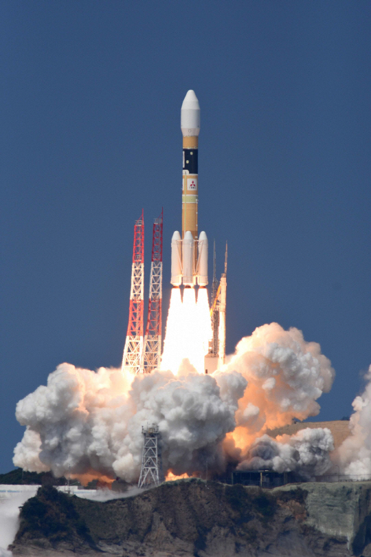 일본 가고시마현 다네가시마 우주센터에서 19일 위성항법시스템(GPS) 위성 ‘미치비키 3호기’를 탑재된 로켓이 발사되고 있다. /미나미테네=AFP연합뉴스