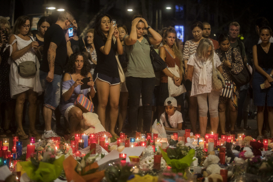 전날 스페인 바르셀로나에서 발생한 차량 테러에서 숨진 희생자들을 18일(현지시간) 추모객들이 애도하고 있다. /바르셀로나=AP연합뉴스
