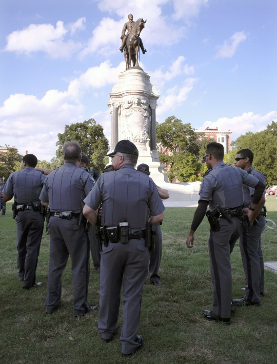 18일(현지시간) 버지니아주 주의회 경관들이 로버트 E. 리 장군 동상을 에워싸고 있다. /리치몬드=AP연합뉴스