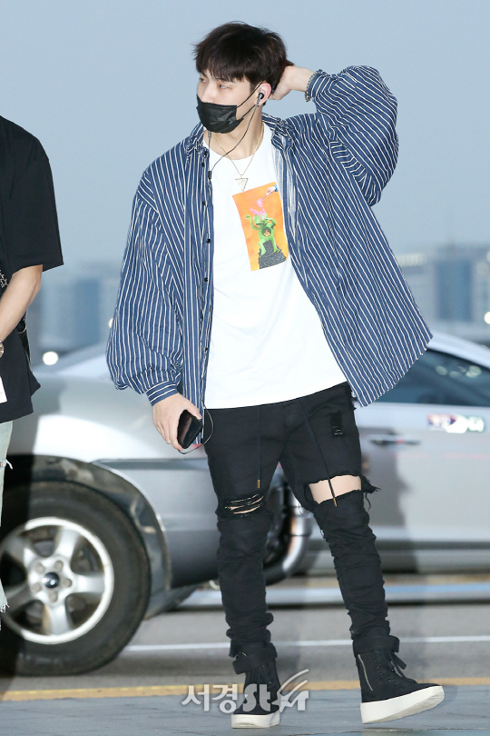 갓세븐(GOT7) JB가 19일 오후 인천 중구 인천국제공항을 통해 ‘케이콘(KCON) 2017 LA’ 참석 차 LA로 출국하고 있다.