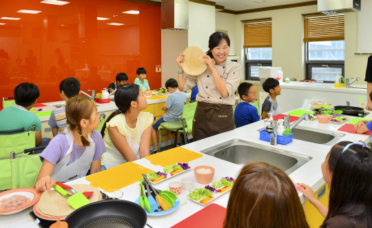 농협은행이 초청한 지역아동센터 ‘둥지’ 소속 학생들이 지난 18일 서울 중구 쌀박물관에서 쌀요리 체험을 하고 있다. 농협중앙회에서 운영하는 쌀박물관은 쌀 산업의 문화와 가치를 보존하기 위해 설립됐다./사진제공=농협은행