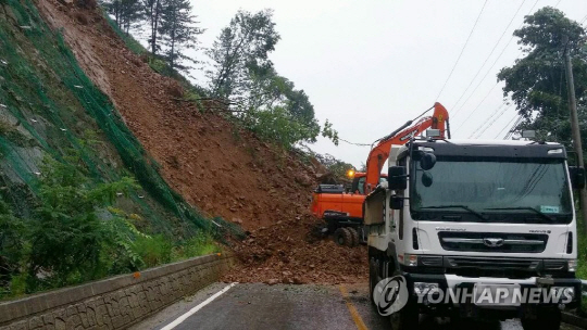 홍천 화촌면서 산사태로 낙석·토사 도로 덮쳐…복구작업 중