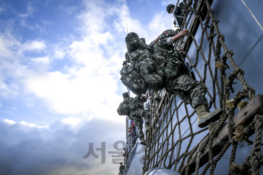 하선. 흔들흔들. 조심조심. 울릉도 사동해안 인근 해군 상륙함정(LST)에서 해병대원들이 하선망을 이용해 상륙주정에 탑승하고 있다. 흔들리는 함정과 울렁이는 파도 속에서 이뤄지는 하선은 상륙 작전에서 가장 위험한 순간으로 꼽힌다./사진=해병대 제공