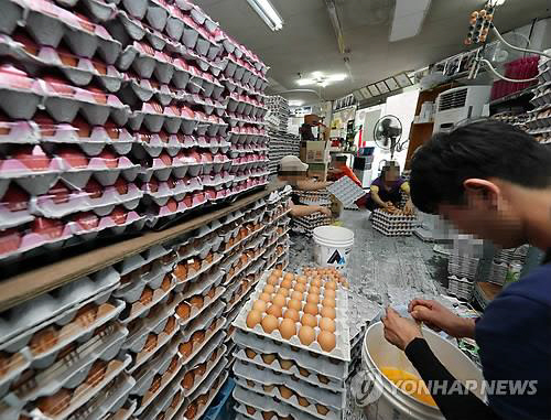‘살충제 계란’ 식품업체 2곳 납품 확인…제품 전량 압류·폐기