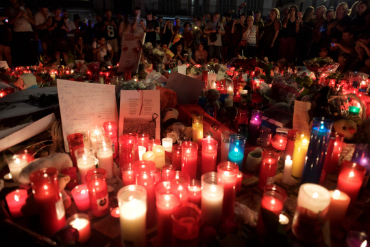 18일(현지시간) 스페인 바르셀로나 람블라스 거리에 전날 이곳에서 일어난 차량 테러 희생자를 추모하는 촛불과 꽃들이 놓여 있다. /바르셀로나=AFP연합뉴스