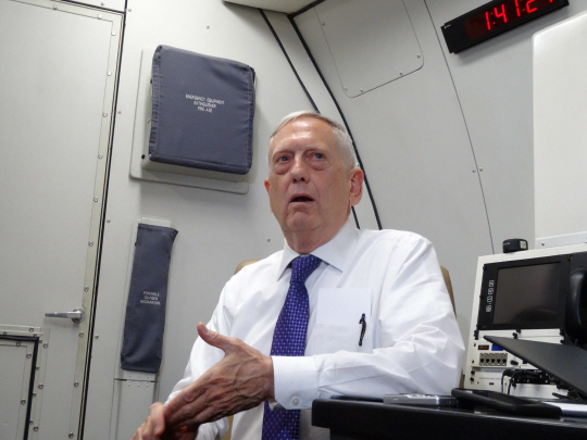 제임스 매티스 미국 국방장관이 20일(현지시간) 요르단으로 가는 비행기 안에서 기자들의 질문에 답하고 있다. /AFP연합뉴스