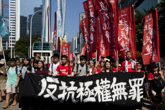 20일(현지시간) 홍콩 학생들이 민주인사들의 징역형 선고에 항의하며 시위를 벌이고 있다. /홍콩=EPA연합뉴스