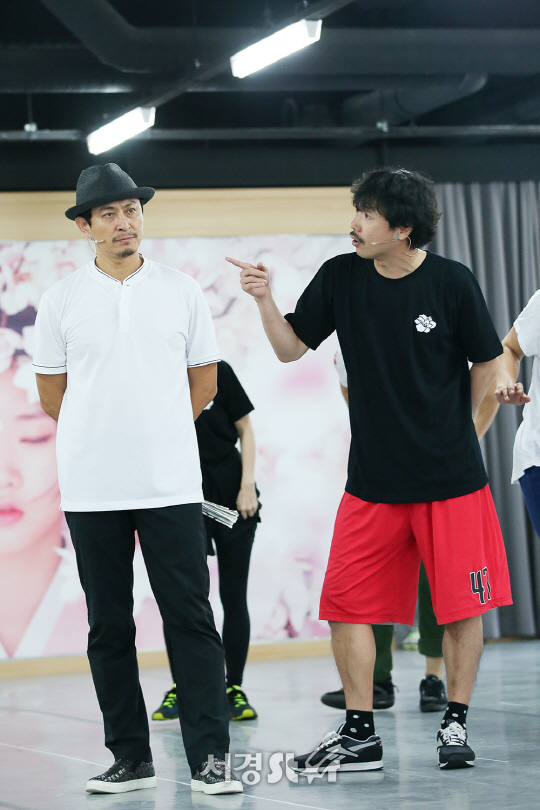 배우 서범석(왼쪽)이 21일 오후 서울 강남구 광림아트센터 리허설룸에서 열린 뮤지컬 ‘서편제’ 연습실 공개 행사에 참석해 시연을 하고 있다.