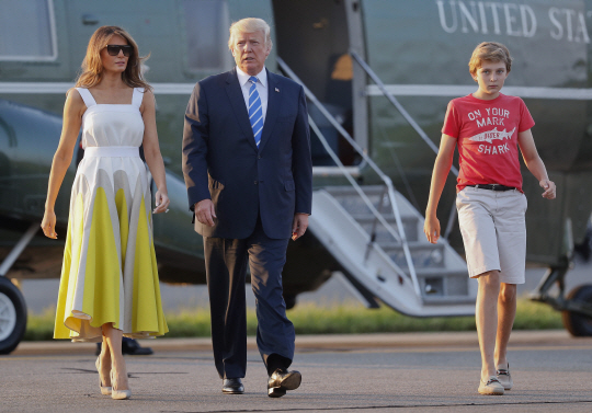 도널드 트럼프(가운데)미국 대통령과 영부인인 멜라니아(왼쪽) 여사, 아들 배런이 20일(현지시간) 뉴저지주 모리스타운 공항에 도착해 걸어가고 있다. /AP연합뉴스