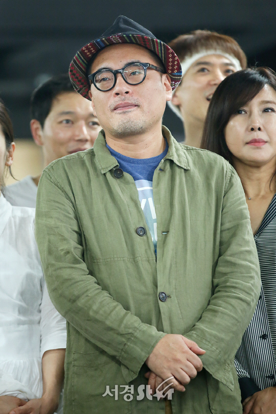 조광화 작가가 21일 오후 서울 강남구 광림아트센터 리허설룸에서 열린 뮤지컬 ‘서편제’ 연습실 공개 행사에 참석해 시연을 하고 있다.