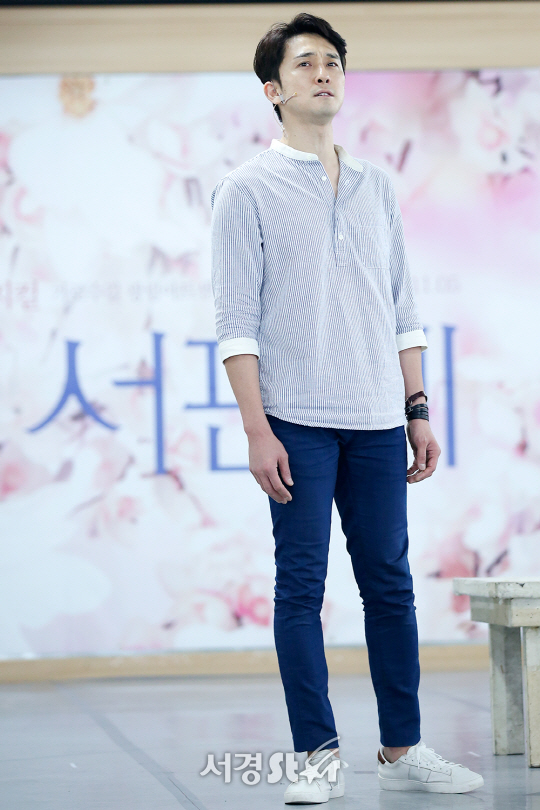 배우 강필석이 21일 오후 서울 강남구 광림아트센터 리허설룸에서 열린 뮤지컬 ‘서편제’ 연습실 공개 행사에 참석해 시연을 하고 있다.