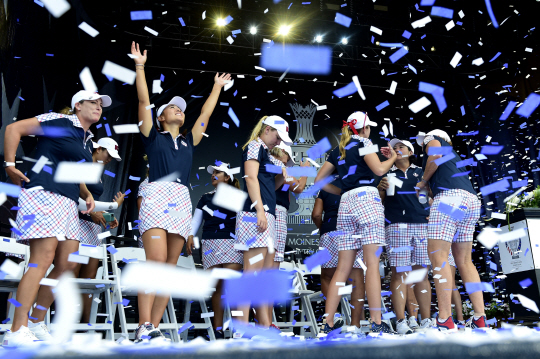 미국팀 선수들이 솔하임컵에서 우승한 뒤 시상식에서 기쁨을 나누고 있다. /웨스트 디 모인(미국 아이오와주)=USA투데이연합뉴스
