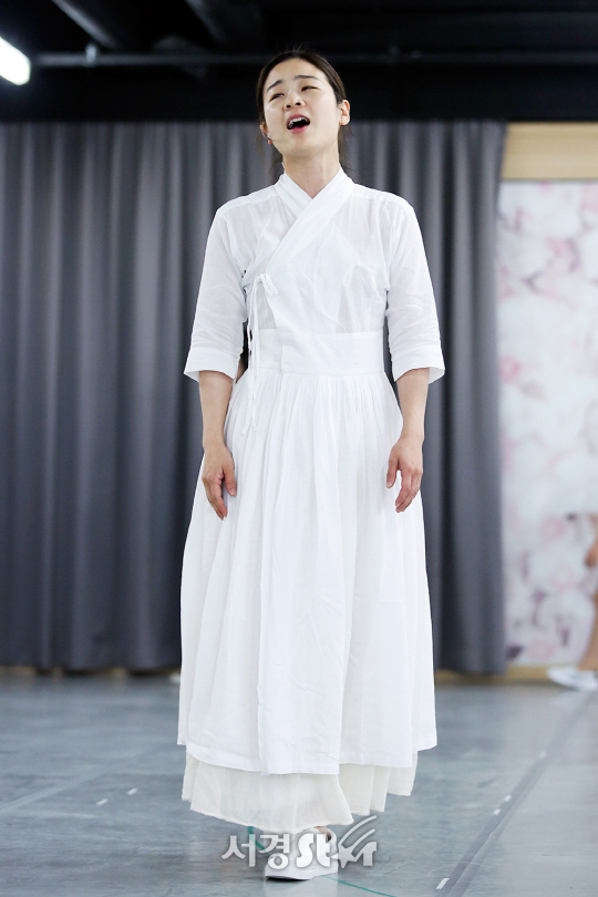 배우 이자람이 21일 오후 서울 강남구 광림아트센터 리허설룸에서 열린 뮤지컬 ‘서편제’ 연습실 공개 행사에 참석해 시연을 하고 있다.