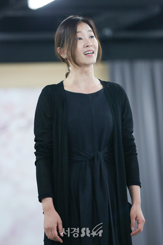 배우 이은율이 21일 오후 서울 강남구 광림아트센터 리허설룸에서 열린 뮤지컬 ‘서편제’ 연습실 공개 행사에 참석해 시연을 하고 있다.