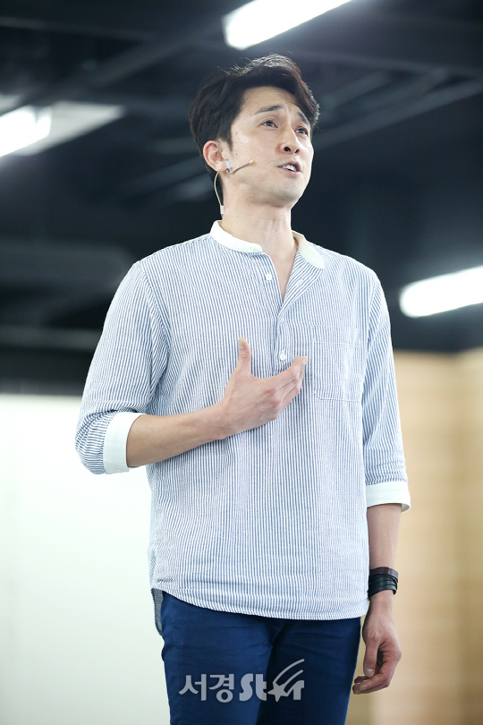 배우 강필석이 21일 오후 서울 강남구 광림아트센터 리허설룸에서 열린 뮤지컬 ‘서편제’ 연습실 공개 행사에 참석해 시연을 하고 있다.