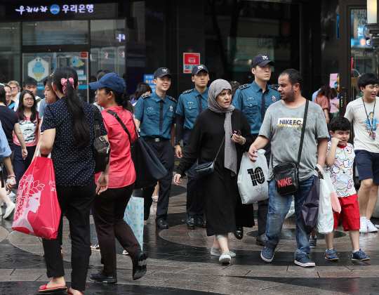 21일 서울 중구 명동을 찾은 무슬림 관광객 가족이 거리를 걷고 있다. 한국관광공사에 따르면 지난해 한국을 방문한 무슬림 관광객은 총 98만5,858명으로 전년보다 33% 늘었다. /연합뉴스