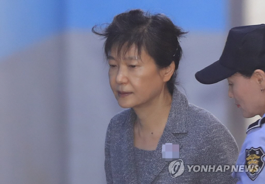 박근혜 재판서 “사기탄핵” 외친 방청객, 구치소 10일 감치 처분