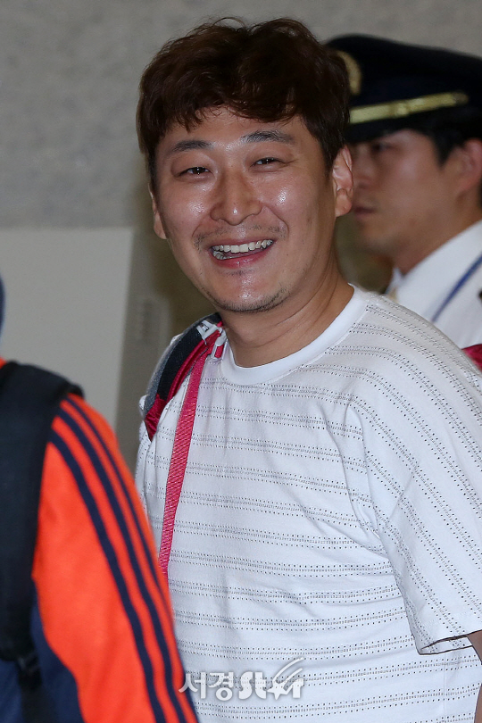 노우진이 21일 오후 인천 중구 운서동 인천국제공항을 통해 SBS ‘정글의 법칙’ 피지편 촬영을 마치고 입국하고 있다.