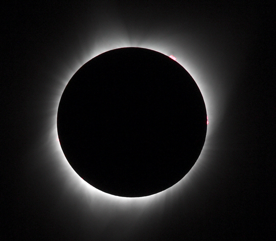 미국 오리건주 마드라스에서 21일(현지시간) 달이 태양을 완전히 덮는 개기일식이 관찰되고 있다./UPI연합