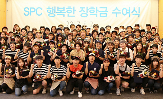 지난 21일 서울 신대방동 SPC 미래창조원에서 열린 ‘제12회 SPC 행복한 장학금 수여식’에서 장학생들이 기념촬영을 하고 있다. 이날 SPC는 파리바게뜨, 배스킨라빈스 등 SPC그룹 매장에서 근무하는 아르바이트생 100명에게 총 1억7,000만원의 장학금을 전달했다. SPC그룹은 2012년 상반기부터 아르바이트 대학생 중 해마다 200명을 선발해 등록금의 50%를 지원하고 있으며 올해 하반기 수혜자가 1,000명을 넘었다. 지금까지 전달된 장학금은 총 17억3,000만원에 이른다. /사진제공=SPC그룹