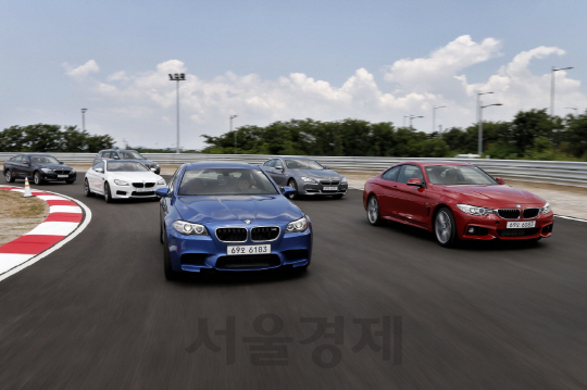 BMW 주요 차량들이 인천 영종도 BMW 드라이빙센터 트랙을 주행하고 있다./사진제공=BMW 코리아