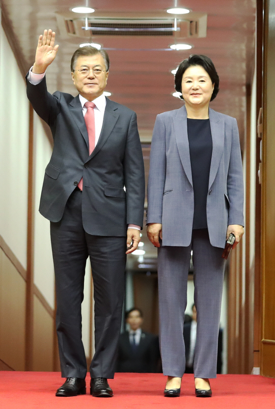 <YONHAP PHOTO-0541> 문재인 대통령, G20 정상회의 후 귀국      (성남=연합뉴스) 김주형 기자 = 문재인 대통령과 부인 김정숙 여사가 독일 함부르크에서 열린 주요 20개국(G20) 정상회의를 성공적으로 마치고 10일 새벽 경기도 성남시 서울공항을 통해 귀국하고 있다. 2017.7.10      kjhpress@yna.co.kr/2017-07-10 06:22:48/<저작권자 ⓒ 1980-2017 ㈜연합뉴스. 무단 전재 재배포 금지.>