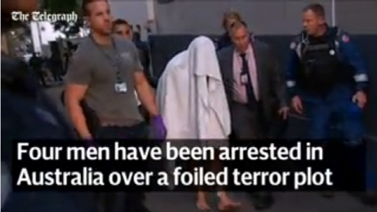 지난달 29일 호주 시드니공항에서 여객기 자살 폭탄 테러를 기도했던 한 남성이 경찰에 의해 검거되고 있다. /영국 텔레그래프 영상 캡처