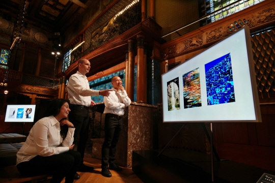 삼성전자가 갤럭시노트8이 공개되는 미국 뉴욕 파크 애비뉴 아모리에서 스마트 TV ‘더 프레임’을 통해 다양한 작품을 전시하고 있다./사진제공=삼성전자