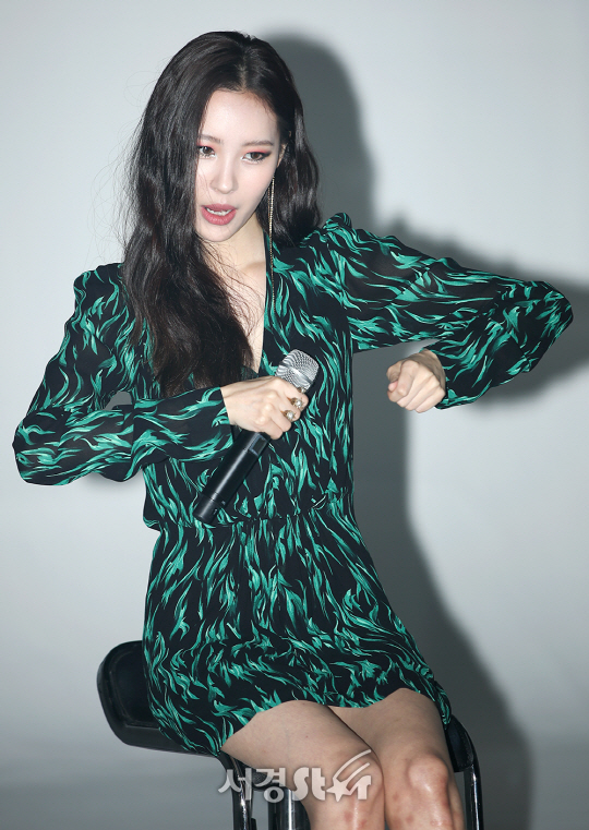 가수 선미가 22일 오전 서울 강남구 대유미디어 Studio A에서 열린 첫 번재 싱글 앨범 ‘가시나’ 발매 기념 쇼케이스에 참석하고 있다.