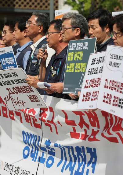 한국노총과 민주노총 관계자들이 22일 오전 서울 중구 광화문광장에서 기자회견을 열고 국제노동기구(ILO) 핵심협약 비준과 노조법 전면 개정을 촉구하는 기자회견에서 최종진(가운데) 민주노총 위원장 직무대행이 발언을 하고 있다. /연합뉴스