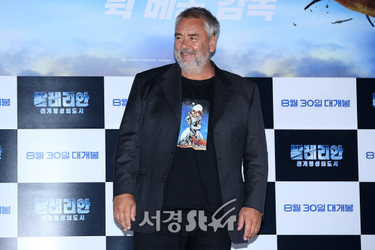 뤽 베송 감독이 22일 오후 서울 용산구 CGV 용산아이파크몰에서 열린 영화 ‘발레리안: 천 개 행성의 도시’ 언론시사회에 참석해 포토타임을 갖고 있다.