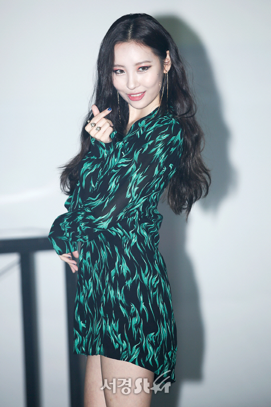 가수 선미가 22일 오전 서울 강남구 대유미디어 Studio A에서 열린 첫 번재 싱글 앨범 ‘가시나’ 발매 기념 쇼케이스에 참석하고 있다.