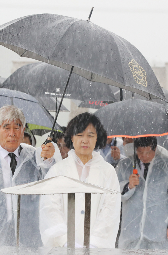 추미애 더불어민주당 대표가 22일 오전 비가 내리는 가운데 광주 북구 국립 5·18민주묘지를 참배하고 있다./연합뉴스