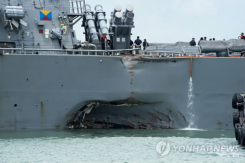 싱가포르 동쪽 해협에서 유조선과 충돌한 미 해군의 존 S. 매케인함의 모습./AP=연합뉴스