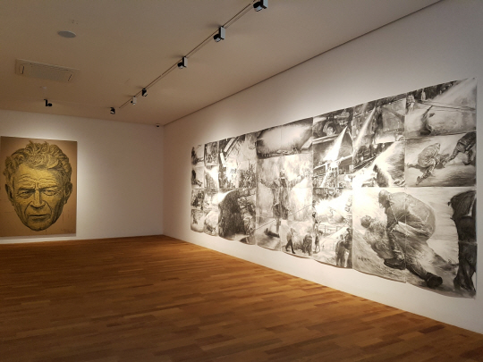 임옥상의 2011년작 드로잉 ‘상선약수-물’(오른쪽)과 영국의 미술평론가 겸 사회비평가를 그린 초상화 ‘존 버거’ /조상인 기자