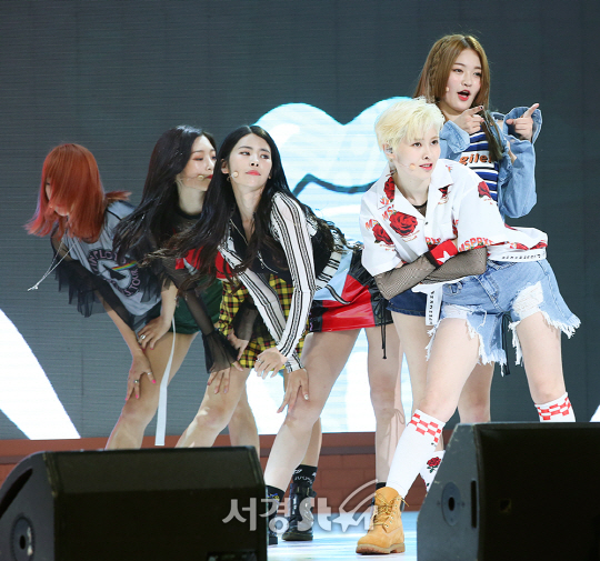 다이아 유닛 빈챈현스S가 22일 오후 서울 광진구 예스24 라이브홀에서 열린 세 번째 미니앨범 ‘LOVE GENERATION’ 발매 기념 쇼케이스에 참석하고 있다.