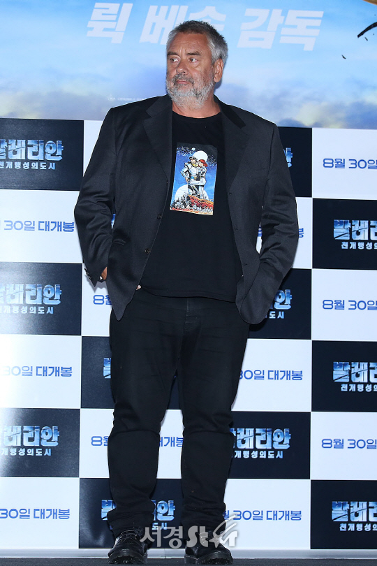 뤽 베송 감독이 22일 오후 서울 용산구 CGV 용산아이파크몰에서 열린 영화 ‘발레리안: 천 개 행성의 도시’ 언론시사회에 참석해 포토타임을 갖고 있다.