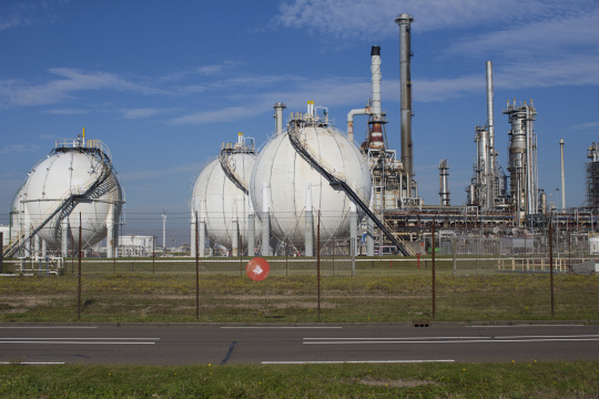 네덜란드 로테르담에서 쿠웨이트 국영 석유회사 ‘쿠웨이트 페트롤리움’이 운영하는 가솔린 저장시설/로테르담=블룸버그
