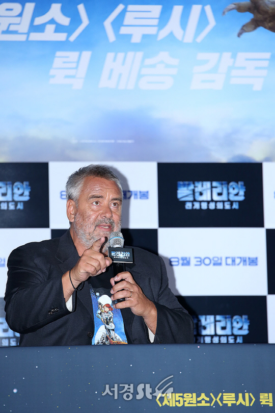 뤽 베송 감독이 22일 오후 서울 용산구 CGV 용산아이파크몰에서 열린 영화 ‘발레리안: 천 개 행성의 도시’ 언론시사회에 참석해 포토타임을 갖고 있다.