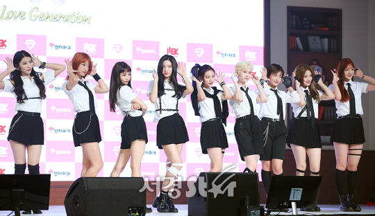 그룹 다이아가 22일 오후 서울 광진구 예스24 라이브홀에서 열린 세 번째 미니앨범 ‘LOVE GENERATION’ 발매 기념 쇼케이스에 참석하고 있다.