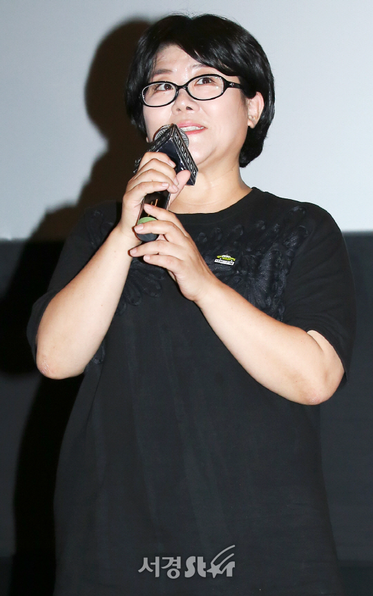 배우 이정은이 22일 오후 서울 강남구 메가박스 코엑스에서 열린 영화 ‘택시운전사(감독 장훈)’ 무대인사에 참석하고 있다.