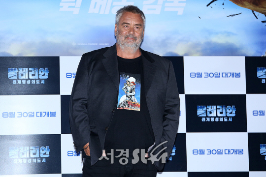 뤽 베송 감독이 22일 오후 서울 용산구 CGV 용산아이파크몰에서 열린 영화 ‘발레리안: 천 개 행성의 도시’ 언론시사회에 참석해 포토타임을 갖고 있다.