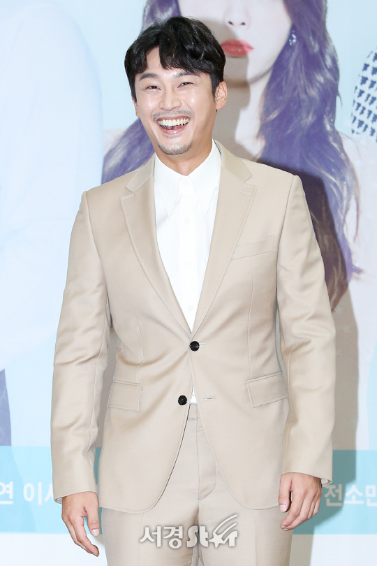 배우 성혁이 22일 오후 서울 서초구 The-k 호텔 금강홀에서 열린 드라맥스 수목드라마 ‘싱글와이프’ 제작발표회에 참석하고 있다.