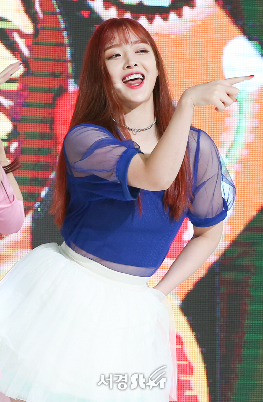 다이아 은진이 22일 오후 서울 광진구 예스24 라이브홀에서 열린 세 번째 미니앨범 ‘LOVE GENERATION’ 발매 기념 쇼케이스에 참석하고 있다.